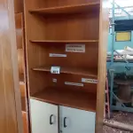 LOTE 467 - 01 ESTANTE EM MADEIRA COM 02 PORTAS E 03 PRATELEIRAS. (NO ESTADO, LEILÃO NÃO TEM GARANTIA E NEM DEVOLUÇÃO, SUJEITO A POSSÍVEIS AVARIAS VISÍVEIS/OCULTAS E/OU AUSÊNCIA DE COMPONENTES).