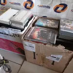 LOTE 262 - 01 LOTE COM GRANDE QUANTIDADE DE FITAS VHS E DVD’S DE TÍTULOS DIVERSOS. (NO ESTADO, LEILÃO NÃO TEM GARANTIA E NEM DEVOLUÇÃO, SUJEITO A POSSÍVEIS AVARIAS VISÍVEIS/OCULTAS E/OU AUSÊNCIA DE COMPONENTES).