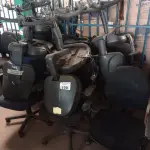 LOTE 199 - 01 LOTE COM VÁRIAS CADEIRAS DE ESCRITÓRIO COM BASE GIRATÓRIA. (NO ESTADO, LEILÃO NÃO TEM GARANTIA E NEM DEVOLUÇÃO, SUJEITO A POSSÍVEIS AVARIAS VISÍVEIS/OCULTAS E/OU AUSÊNCIA DE COMPONENTES).