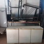 LOTE 389 - 01 ARMÁRIO, 01 BANCADA, 01 MESA, 02 POLTRONAS E 01 VENTILADOR DE COLUNA INCOMPLETOS. (NO ESTADO, LEILÃO NÃO TEM GARANTIA E NEM DEVOLUÇÃO, SUJEITO A POSSÍVEIS AVARIAS VISÍVEIS/OCULTAS E/OU AUSÊNCIA DE COMPONENTES).