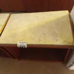 LOTE 427 - 01 MESINHA EM MADEIRA COM TAMPO DE PEDRA. (NO ESTADO, LEILÃO NÃO TEM GARANTIA E NEM DEVOLUÇÃO, SUJEITO A POSSÍVEIS AVARIAS VISÍVEIS/OCULTAS E/OU AUSÊNCIA DE COMPONENTES).