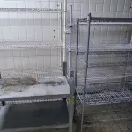 LOTE 020 - 04 PRATELEIRAS DE FERRO. (NO ESTADO, NÃO SABEMOS SE FUNCIONA. LEILÃO NÃO TEM GARANTIA E NEM DEVOLUÇÃO).