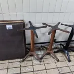 LOTE 005 - 04 MESAS DE MADEIRA E PÉ DE FERRO. (NO ESTADO, NÃO SABEMOS SE FUNCIONA. LEILÃO NÃO TEM GARANTIA E NEM DEVOLUÇÃO).