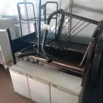LOTE 389 - 01 ARMÁRIO, 01 BANCADA, 01 MESA, 02 POLTRONAS E 01 VENTILADOR DE COLUNA INCOMPLETOS. (NO ESTADO, LEILÃO NÃO TEM GARANTIA E NEM DEVOLUÇÃO, SUJEITO A POSSÍVEIS AVARIAS VISÍVEIS/OCULTAS E/OU AUSÊNCIA DE COMPONENTES).