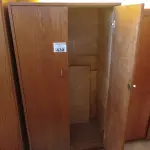 LOTE 430 - 01 ARMÁRIO EM MADEIRA COM 02 PORTAS E 03 PRATELEIRAS. (NO ESTADO, LEILÃO NÃO TEM GARANTIA E NEM DEVOLUÇÃO, SUJEITO A POSSÍVEIS AVARIAS VISÍVEIS/OCULTAS E/OU AUSÊNCIA DE COMPONENTES).