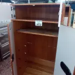 LOTE 473 - 01 ARMÁRIO EM MADEIRA COM 02 PORTAS E 04 PRATELEIRAS. (NO ESTADO, LEILÃO NÃO TEM GARANTIA E NEM DEVOLUÇÃO, SUJEITO A POSSÍVEIS AVARIAS VISÍVEIS/OCULTAS E/OU AUSÊNCIA DE COMPONENTES).