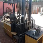 LOTE 653 - 01 EMPILHADEIRA ELÉTRICA. (NO ESTADO, LEILÃO NÃO TEM GARANTIA E NEM DEVOLUÇÃO, SUJEITO A POSSÍVEIS AVARIAS VISÍVEIS/OCULTAS E/OU AUSÊNCIA DE COMPONENTES).