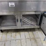 LOTE 054 - BALCÃO REFRIGERADO DUAS PORTAS C/ PISTA FRIA. (NO ESTADO, NÃO SABEMOS SE FUNCIONA. LEILÃO NÃO TEM GARANTIA E NEM DEVOLUÇÃO).