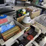 LOTE 076 - DISPLAYS DE MESA EM ACRÍLICO, CESTAS EM INOX, CACHEPÔS DE PAPELÃO, CACHEPOS DE ABAJOUR COM TECIDOS (TAÇA), (NO ESTADO, NÃO SABEMOS SE FUNCIONA. LEILÃO NÃO TEM GARANTIA E NEM DEVOLUÇÃO).