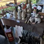 LOTE 241 - OBJETOS DECORATIVOS EM MADEIRA. (NO ESTADO, NÃO SABEMOS SE FUNCIONA. LEILÃO NÃO TEM GARANTIA E NEM DEVOLUÇÃO).