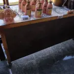 LOTE 231 - BALCÃO DE MADEIRA E RODINHAS COM TAMPO DE CERÂMICA. (NO ESTADO, NÃO SABEMOS SE FUNCIONA. LEILÃO NÃO TEM GARANTIA E NEM DEVOLUÇÃO).