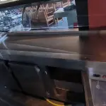 LOTE 152 - BALCÃO REFRIGERADO 3 PORTAS COM PISTA FRIA E CUSPIDEIRA. (NO ESTADO, NÃO SABEMOS SE FUNCIONA. LEILÃO NÃO TEM GARANTIA E NEM DEVOLUÇÃO).