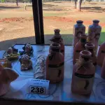 LOTE 238 - OBJETOS DECORATIVOS DE CERÂMICA. (NO ESTADO, NÃO SABEMOS SE FUNCIONA. LEILÃO NÃO TEM GARANTIA E NEM DEVOLUÇÃO).