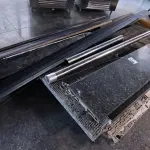 LOTE 150 - PLACAS CIMENTÍCIAS, PEDRAS DE GRANITO E PORTA TAÇAS EM MADEIRA. (NO ESTADO, NÃO SABEMOS SE FUNCIONA. LEILÃO NÃO TEM GARANTIA E NEM DEVOLUÇÃO).