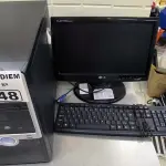 LOTE 048 - 1 COMPUTADOR (CPU,MONITOR E TECLADO). (NO ESTADO, NÃO SABEMOS SE FUNCIONA. LEILÃO NÃO TEM GARANTIA E NEM DEVOLUÇÃO).