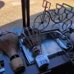 LOTE 229 - BALÕES BICICLETA E RELÓGIO DE FERRO DECORATIVO. (NO ESTADO, NÃO SABEMOS SE FUNCIONA. LEILÃO NÃO TEM GARANTIA E NEM DEVOLUÇÃO).