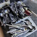 LOTE 268 - UTENSÍLIOS DE COZINHA (COLHERES E CONCHAS). (NO ESTADO, NÃO SABEMOS SE FUNCIONA. LEILÃO NÃO TEM GARANTIA E NEM DEVOLUÇÃO).