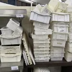 LOTE 043 - CAIXAS PLÁSTICAS DIVERSOS TAMANHOS E 03 COOLER SEM TAMPA. (NO ESTADO, NÃO SABEMOS SE FUNCIONA. LEILÃO NÃO TEM GARANTIA E NEM DEVOLUÇÃO).