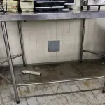 LOTE 098 - MESA DE INOX EM HEXÁGONO. (NO ESTADO, NÃO SABEMOS SE FUNCIONA. LEILÃO NÃO TEM GARANTIA E NEM DEVOLUÇÃO).