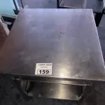 LOTE 159 - MESA DE INOX QUADRADA. (NO ESTADO, NÃO SABEMOS SE FUNCIONA. LEILÃO NÃO TEM GARANTIA E NEM DEVOLUÇÃO). 