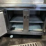 LOTE 122 - BALCÃO REFRIGERADO DUAS PORTAS C/ CONDIMENTADORA. (NO ESTADO, NÃO SABEMOS SE FUNCIONA. LEILÃO NÃO TEM GARANTIA E NEM DEVOLUÇÃO).