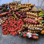 LOTE 234 - VERDURAS E LEGUMES DECORATIVOS, BALCÃO DE MADEIRA E RODINHAS. (NO ESTADO, NÃO SABEMOS SE FUNCIONA. LEILÃO NÃO TEM GARANTIA E NEM DEVOLUÇÃO).
