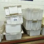 LOTE 042 - CAIXAS PLÁSTICAS DE TRANSPORTE DIVERSOS TAMANHOS. (NO ESTADO, NÃO SABEMOS SE FUNCIONA. LEILÃO NÃO TEM GARANTIA E NEM DEVOLUÇÃO).