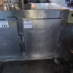 LOTE 133 - BALCÃO REFRIGERADO DUAS PORTAS. (NO ESTADO, NÃO SABEMOS SE FUNCIONA. LEILÃO NÃO TEM GARANTIA E NEM DEVOLUÇÃO).