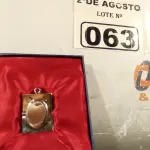 LOTE 063 - 01 RELÓGIO DE BOLSO ANALÓGICO. (NO ESTADO) ATENÇÃO! FAZER A VISITAÇÃO ANTES DE ARREMATAR, NÃO SABEMOS SE FUNCIONA. LEILÃO NÃO TEM GARANTIA E NEM DEVOLUÇÃO, SUJEITO A POSSÍVEIS AVARIAS VISÍVEIS/OCULTAS E/OU AUSÊNCIA DE COMPONENTES.