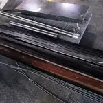 LOTE 150 - PLACAS CIMENTÍCIAS, PEDRAS DE GRANITO E PORTA TAÇAS EM MADEIRA. (NO ESTADO, NÃO SABEMOS SE FUNCIONA. LEILÃO NÃO TEM GARANTIA E NEM DEVOLUÇÃO).