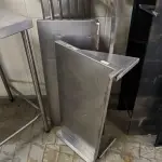 LOTE 101 - PRATELEIRAS DE INOX DIVERSOS TAMANHO. (NO ESTADO, NÃO SABEMOS SE FUNCIONA. LEILÃO NÃO TEM GARANTIA E NEM DEVOLUÇÃO).