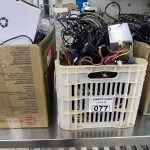 LOTE 077 - CAIXAS DE CABOS DIVERSAS FONTES (NO ESTADO, NÃO SABEMOS SE FUNCIONA. LEILÃO NÃO TEM GARANTIA E NEM DEVOLUÇÃO).