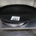 LOTE 097 - BANDEJA DE GARÇOM INOX E DE PLÁSTICO. (NO ESTADO, NÃO SABEMOS SE FUNCIONA. LEILÃO NÃO TEM GARANTIA E NEM DEVOLUÇÃO).