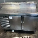 LOTE 122 - BALCÃO REFRIGERADO DUAS PORTAS C/ CONDIMENTADORA. (NO ESTADO, NÃO SABEMOS SE FUNCIONA. LEILÃO NÃO TEM GARANTIA E NEM DEVOLUÇÃO).
