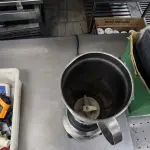 LOTE 083 - LIQUIDIFICADOR INDUSTRIAL PEQUENO. (NO ESTADO, NÃO SABEMOS SE FUNCIONA. LEILÃO NÃO TEM GARANTIA E NEM DEVOLUÇÃO).