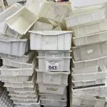 LOTE 043 - CAIXAS PLÁSTICAS DIVERSOS TAMANHOS E 03 COOLER SEM TAMPA. (NO ESTADO, NÃO SABEMOS SE FUNCIONA. LEILÃO NÃO TEM GARANTIA E NEM DEVOLUÇÃO).