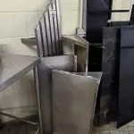 LOTE 101 - PRATELEIRAS DE INOX DIVERSOS TAMANHO. (NO ESTADO, NÃO SABEMOS SE FUNCIONA. LEILÃO NÃO TEM GARANTIA E NEM DEVOLUÇÃO).