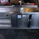 LOTE 132 - BALCÃO REFRIGERADO DUAS PORTAS. (NO ESTADO, NÃO SABEMOS SE FUNCIONA. LEILÃO NÃO TEM GARANTIA E NEM DEVOLUÇÃO).