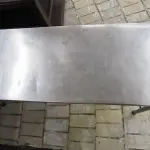 LOTE 057 - MESA DE INOX DE 1,40 X 0,40. (NO ESTADO, NÃO SABEMOS SE FUNCIONA. LEILÃO NÃO TEM GARANTIA E NEM DEVOLUÇÃO).