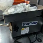 LOTE 107 - MÁQUINA DE MOER INDUSTRIAL BECCARO. (NO ESTADO, NÃO SABEMOS SE FUNCIONA. LEILÃO NÃO TEM GARANTIA E NEM DEVOLUÇÃO).