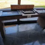 LOTE 230 - BALCÃO DE MADEIRA E RODINHAS. (NO ESTADO, NÃO SABEMOS SE FUNCIONA. LEILÃO NÃO TEM GARANTIA E NEM DEVOLUÇÃO).