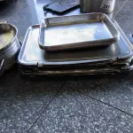 LOTE 286 - BANDEJAS, PETISQUEIRA DE INOX. (NO ESTADO, NÃO SABEMOS SE FUNCIONA. LEILÃO NÃO TEM GARANTIA E NEM DEVOLUÇÃO).