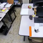 LOTE 105 - 4 MESAS E 4 CADEIRAS DE ESCRITÓRIO (NO ESTADO, NÃO SABEMOS SE FUNCIONA. LEILÃO NÃO TEM GARANTIA E NEM DEVOLUÇÃO).