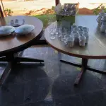 LOTE 194 - 02 MESAS REDONDAS GRANDES PÉ DE FERRO E TAMPO EM MADEIRA. (NO ESTADO, NÃO SABEMOS SE FUNCIONA. LEILÃO NÃO TEM GARANTIA E NEM DEVOLUÇÃO).