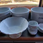 LOTE 258 - LOUÇAS PARA SERVIR DIVERSOS, BOWLS DE LOUÇA. (NO ESTADO, NÃO SABEMOS SE FUNCIONA. LEILÃO NÃO TEM GARANTIA E NEM DEVOLUÇÃO).