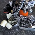 LOTE 270 - UTENSÍLIOS DIVERSOS PEQUENOS CONCHAS PEGADORES, COLHERES, FUÊ. (NO ESTADO, NÃO SABEMOS SE FUNCIONA. LEILÃO NÃO TEM GARANTIA E NEM DEVOLUÇÃO).