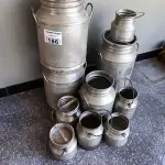 LOTE 186 - LEITEIRAS EM ALUMÍNIO DECORATIVOS. (NO ESTADO, NÃO SABEMOS SE FUNCIONA. LEILÃO NÃO TEM GARANTIA E NEM DEVOLUÇÃO).