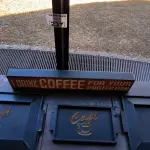 LOTE 237 - BANDEJAS DE COURO PARA CAFÉ E PLACA DE MADEIRA DECORATIVA. (NO ESTADO, NÃO SABEMOS SE FUNCIONA. LEILÃO NÃO TEM GARANTIA E NEM DEVOLUÇÃO).