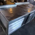 LOTE 132 - BALCÃO REFRIGERADO DUAS PORTAS. (NO ESTADO, NÃO SABEMOS SE FUNCIONA. LEILÃO NÃO TEM GARANTIA E NEM DEVOLUÇÃO).
