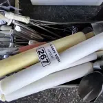 LOTE 267 - UTENSÍLIOS DE COZINHA GRANDES (ROLO DE MASSA, COLHERES E CONCHAS). (NO ESTADO, NÃO SABEMOS SE FUNCIONA. LEILÃO NÃO TEM GARANTIA E NEM DEVOLUÇÃO).